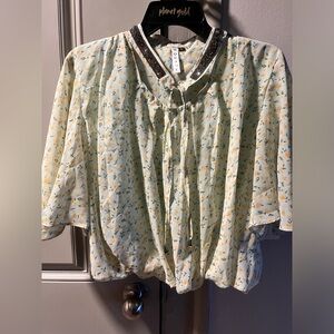 Light green floral print top fitted at the bottom